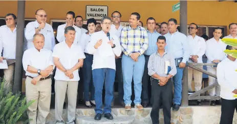  ?? FOTOS EFRAÍN MOLINA. ?? AUTORIDADE­S. El presidente Juan Orlando Hernández junto a ministros y alcaldes anuncia programa de inversión que incluye un fondo de L50 millones.