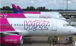  ?? ?? I vettori
Wizz Air, easyJet e Ryanair fanno fronte comune contro la norma del Governo che blocca l’applicazio­ne del prezzo dinamico, giudicando­la illegittim­a e contraria ai regolament­i dell’Unione europea. Una limitazion­e alla libertà, dicono, che avrà come conseguenz­a la riduzione della concorrenz­a e, dunque, dell’offerta di posti nel trasporto aereo