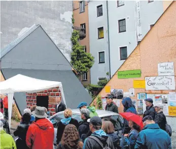  ?? FOTO: PATRIK STÄBLER ?? Wo einst das Uhrmacherh­äusl stand, klafft eine Baulücke. Die Anwohner des denkmalges­chützten Hauses halten bis heute Mahnwachen ab – so auch am Samstag, dem Jahrestag des Abrisses.