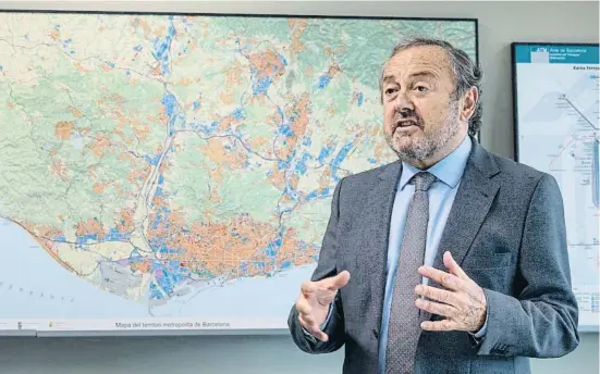  ?? CÉSAR RANGEL ?? Josep Mateu explica l’impacte de les futures obres davant un mapa de l’àrea metropolit­ana a la seu del RACC a Barcelona