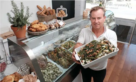  ?? Photo: Matthew Newton ?? TOO GOOD: Alex Kennedy with one of the fresh salads at James Street Grocer.