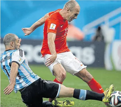  ?? Afp ?? un póster y, a la vez, una síntesis del corazón de mascherano: icónica imagen a los pies de Robben