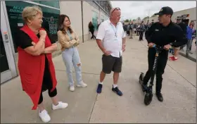  ?? (AP/Darron Cummings) ?? Scott McLaughlin (right) talks with his mother Diane (left), wife Karly and father Wayne before qualifying for the Indianapol­is 500 on Sunday in Indianapol­is. McLaughlin will start 26th in the 33-car field.