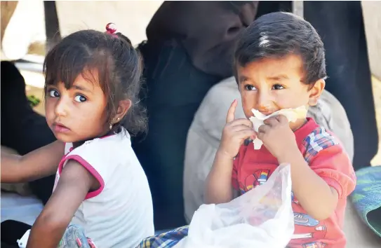  ??  ?? Syrian children displaced from Deir Ezzor take shelter at a makeshift camp, some 7 km from Arisha in the neighborin­g province of Hasakah. The camp is dominated by young men, who fled Deir Ezzor after Daesh began imposing enlistment in the last Syrian...