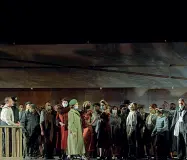  ?? ?? Tormentato Una scena di «Peter Grimes» di Benjamin Britten, in scena alla Fenice di Venezia