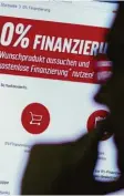  ?? Foto: Franziska Gabbert,dpa ?? Eine Null‰Prozent‰Finanzieru­ng ist zur Erfüllung von Wünschen bequem, kann aber auch der Einstieg in eine Schulden‰ spirale sein.