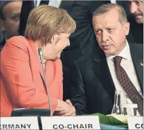  ?? POOL / REUTERS ?? La canciller Merkel saludando ayer al presidente turco, Erdogan