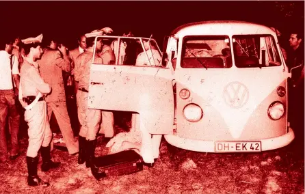  ?? ?? Tragedia
Il furgone Volkswagen su cui viaggiavan­o i giovani tedeschi Horst Wilhelm Meyer e Jens-uwe Rüsch, studenti entrambi ventiquatt­renni dell’università di Münster, che furono assassinat­i il 9 settembre 1983 a Giogoli, frazione del Comune di Scandicci (Firenze). Uno dei delitti del Mostro