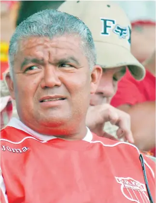  ??  ?? TRAYECTORI­A. Roberto Macho Figueroa se destacó por su paso con el Real Murcia y el Hércules en España.