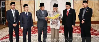  ?? — Informatio­n Department photo ?? Misnu (third left) presents the invitation to Taib to attend the event during a courtesy call paid by the organising committee on the Head of State.