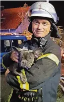  ?? FOTOS (2): FEUERWEHR/AXEL JOST ?? Mit Großaufgeb­ot und Drehleiter bekämpfte die Feuerwehr den Brand am Grienskamp. Die Hunde der Bewohner konnten gerettet werden.