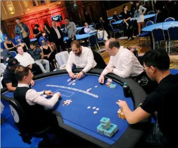  ?? (Photos N.H.-F.) ?? Hier, alors que les quatre derniers joueurs en lice sont à la table finale du Big One For One Drop du « MonteCarlo One Drop Extravagan­za », c’est finalement le Canadien Elton Tsang (à droite) qui remporte la mise.