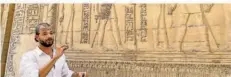  ?? ?? Hamdi Youssef zeigt, wie die Hieroglyph­en im Edfu-Tempel zu lesen sind.