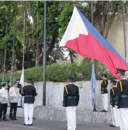  ?? GIL CALINGA/PNA ?? 1986 EDSA PEOPLE POWER. Commission­er Joey Concepcion (5th from left), Presidenti­al Adviser for Entreprene­urship and Vice-chairman of the EDSA People Power Commission, leads the flag-raising rites during the 34th Anniversar­y of the 1986 EDSA People Power Revolution held at EDSA People Power Monument in Quezon City on February 25, 2020.