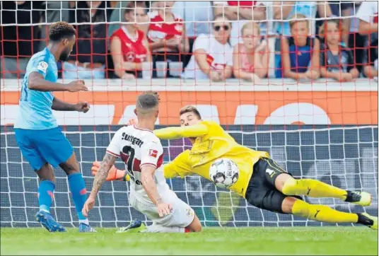  ??  ?? GRAN LEMAR. Zieler se vence ante el remate de Lemar. El balón terminó estrellado en el poste izquierdo del portero del Stuttgart.