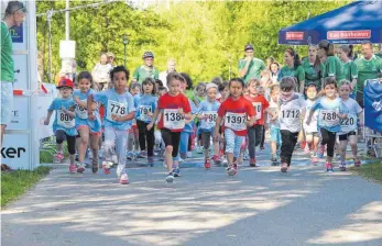  ?? FOTOS: CHRISTIAN GERARDS ?? Mit dem Lauf des weiblichen Jahrgangs 2012 und jünger begann run & fun am Samstagmor­gen. Fast 3800 Sportler nahmen an der Laufverans­taltung teil.