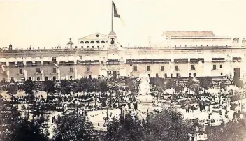  ??  ?? Imagen de 1867 de las celebracio­nes en el Zócalo por la restauraci­ón de la República, encabezada por Benito Juárez.