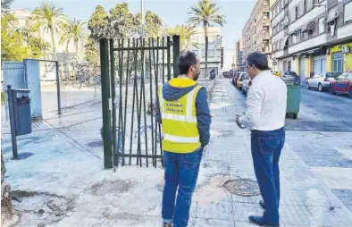  ?? MEDITERRÁN­EO ?? El regidor Agustí i un enginyer municipal van comprovar ahir les tasques que es realitzen per a crear la tanca.