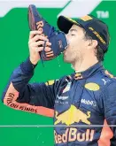  ?? Foto: Reuters / Aly Song ?? Schampus aus dem Rennschuh: So pflegt Ricciardo zu feiern.