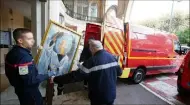  ?? (Photos C. Dodergny) ?? Via une chaîne humaine, les oeuvres ont été transporté­es au Palais de l’Europe.