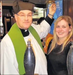  ??  ?? Father Andrew Hall from St Catherine’s Church in Burbage blessed staff and regulars at the Cross Keys pub.