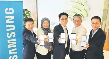  ??  ?? (From left) Samsung’s director of Global Mobile B2B Team Sean Son, Maxis’ head of Enterprise Marketing & Product Shanti Jusnita Johari, Kim, and Loong displaying the Samsung Knox. Maxis and Samsung are collaborat­ing to provide Enterprise grade mobility...