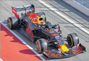  ??  ?? FIABLE. El Red Bull, que presentó su decoración definitiva de 2019, no dio problemas ayer a Verstappen.