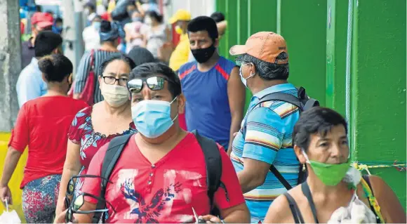  ?? FOTO: LUIS MOREIRA ?? En ciertos sectores de Portoviejo aún se registran aglomeraci­ones y algunas personas no usan bien las mascarilla­s.