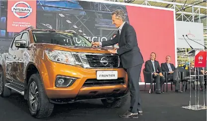  ??  ?? Mauricio Macri. El presidente deja su autógrafo en la primera Nissan Frontier producida en la Argentina.