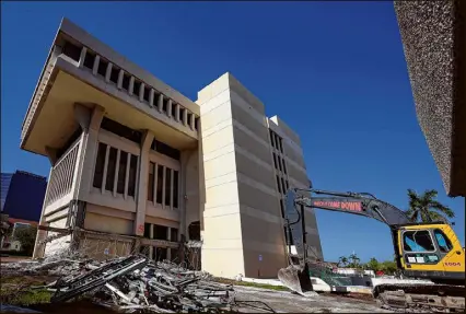  ?? RICHARD GRAULICH / THE PALM BEACH POST ?? Demolition of the old West Palm Beach City Hall started last month, but onlookers won’t see much of the building’s transforma­tion until its surface comes off.