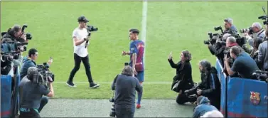  ??  ?? PRIMER DÍA. Philippe Coutinho, a su salida al césped del Camp Nou.