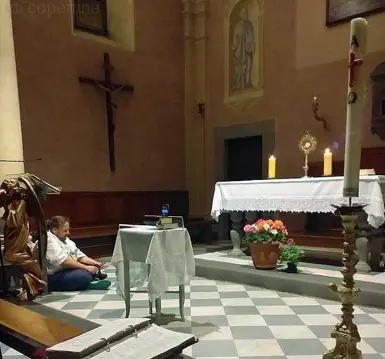  ??  ?? Don Massimilia­no nella sua chiesa di San Miniato a Montanino. A sinistra durante il suo lavoro con la Croce Azzurra