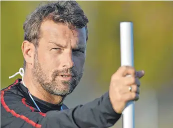  ?? FOTO: IMAGO ?? Fesch ist er schon, aber ob er auch siegen kann? Markus Weinzierl, der neue VfB-Stabhalter, im Training.