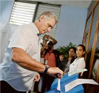  ?? Alejandro Ernesto/AFP ?? O vice-líder cubano, Miguel Díaz-Canel, vota na lista do regime para Assembleia Nacional