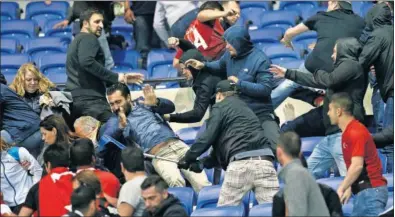  ??  ?? LAMENTABLE. Antes del inicio del partido hubo peleas en la grada e invasión de campo.