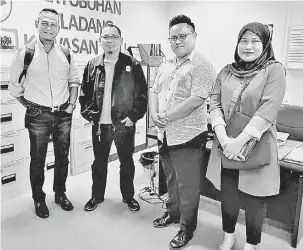  ??  ?? KERJASAMA: (Dari kiri) Anwar, Sengalang, Jocky dan Mira mengadakan mesyuarat pelaksanaa­n Seminar Perladanga­n Bahagian Sibu 2018 semalam.