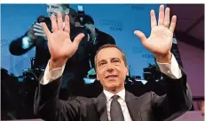  ?? FOTO: SCHLAGER/DPA ?? Kanzler Christian Kern hielt das SPÖ-Ergebnis stabil und lag mit der FPÖ lange im Rennen um Platz zwei. Vor Anhängern wirkte er guten Mutes.