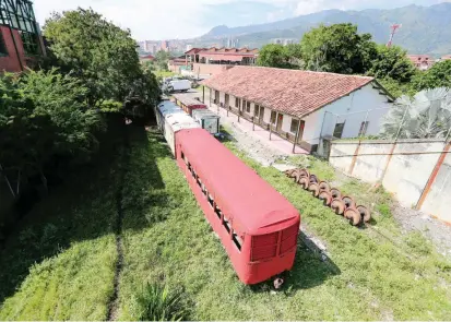  ?? FOTO MANUEL SALDARRIAG­A ?? Durante más de 60 años este terreno y sus edificios sirvieron como taller al Ferrocarri­l de Antioquia. Hoy es incierto el futuro que tendrá el lugar, considerad­o patrimonio.