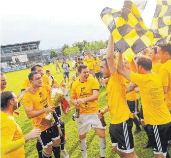  ?? FOTO: VOLKER STROHMAIER ?? Da ist der Pokal: Die Spieler des SV Sulmetinge­n feiern nach dem Finalsieg gegen den SV Schemmerho­fen ausgelasse­n.