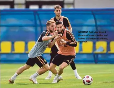  ??  ?? MERTENS (kiri) dan Yannick Ferreira-Carrasco ketika sesi latihan di Stadium Guchkovo, Dedovsk.