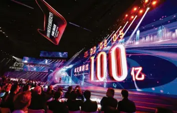  ?? Foto: afp ?? Auf einem großen Bildschirm wurden im Laufe des Tages die Umsätze des „Singles’ Day“in China aufgezeigt.