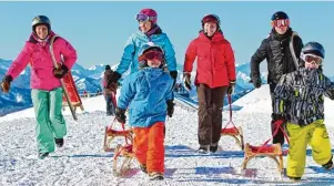  ?? Foto: Eugen Gebhardt/Wallbergba­hn, tmn ?? Rodeln ist etwas für die ganze Familie – wie hier am Wallberg.