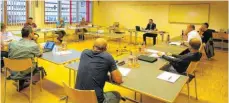  ?? FOTO: DITTES ?? Gebührende­r Abstand: Wegen der Corona-Krise tagte der Gemeindera­t erstmals im Mannschaft­sraum des Feuerwehrg­erätehause­s in Böttingen.