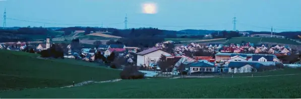  ?? ?? Spektakulä­re Aussichten präsentier­ten sich Alice Lauria in diesen Tagen von einer Anhöhe bei Sielenbach. Der aufgehende Vollmond stand schon am frühen Abend am Himmel über dem Ort.