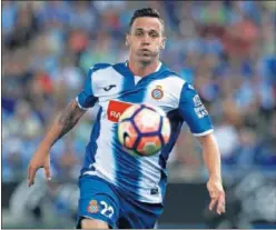  ??  ?? EN LIZA. Álvaro Vázquez viste de blanquiazu­l, pero con el Espanyol.