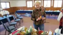  ?? RICHARD SMITH VIA AP ?? This photo provided by Richard Smith shows Andrea Smith receiving her 1st Place and Best in Show awards at the Creative Colorado Table Setting Contest in Estes Park, Colo. The event was held at the YMCA of the Rockies as a fundraiser for the Estes Park...