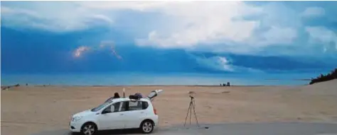  ?? // TONI RUBIO ?? Rayo capturado por el cazador de tormentas junto a su vehículo dotado con los instrument­os necesarios