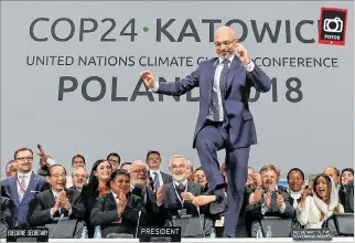  ?? KACPER PEMPEL / REUTERS ?? Cumbre. El presidente de la COP24, el polaco Michal Kurtyka, celebra el término de las negociacio­nes.