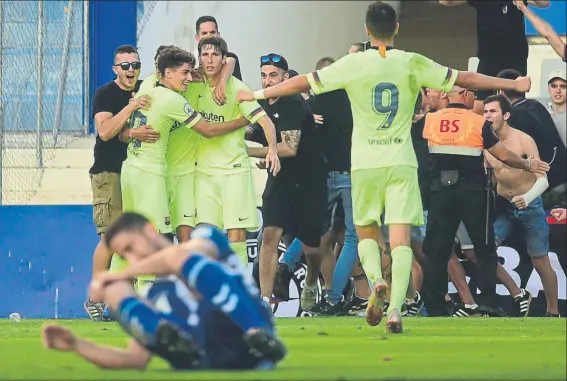  ?? FOTO: MANEL MONTILLA ?? Miranda centró el balón que Coch introdujo en su portería Sus compañeros le abrazan, un grupo de seguidores del Barça salta al césped y el defensa del Sabadell se lamenta