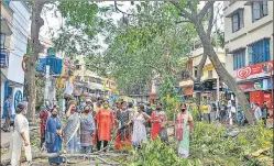  ?? PTI ?? ■
Women protest against the delay in removal of uprooted trees, prolonged power cuts and unavailabi­lity of water, in the aftermath of cyclone Amphan, at Bijoygarh in Kolkata on Saturday.